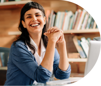 Empresária bem sucedida sorrindo em frente ao computador